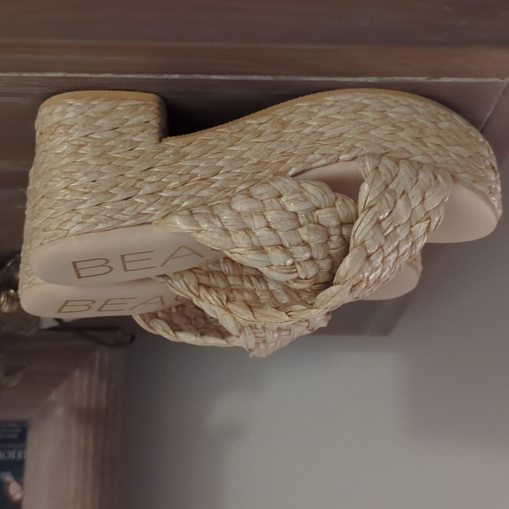 Beach By Matisse, woven material, sand color, sz 6